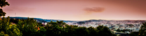 Träumerisches Panorama mit dem Fernsehturm und der Stuttgarter Innenstadt