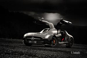 Schwarzer Mercedes SLS AMG Black Series mit geöffneten Flügeltüren am Schwarzwald. Bild in Schwarzweiss mit farbigen Elementen.