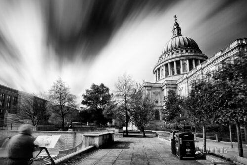 Langzeit-Aufnahme an der St. Paul's Kathedrale in London