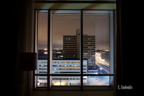 Nachtaufnahme mit Blick aus einem Fenster mit Ausblick auf Rotterdam