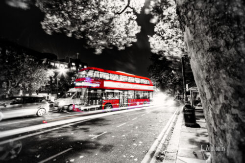 Typisch roter Londoner Bus in einer Schwarzweiss-Aufnahme bei Nacht in London