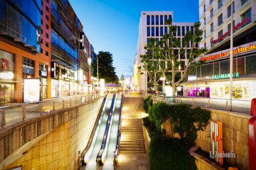 Aufnahme zur blauen Stunde am Rotebühlplatz Stuttgart