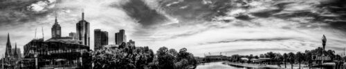 Schwarzweiß Panorama in Melbourne Australien. Blick über den Yarra River auf den Finanzdistrikt