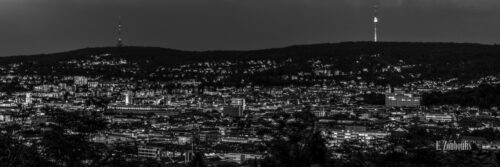 Nacht Panorama in Schwarzweiß mit Blick über Stuttgart. Im Hintergrund rechts ist der Fernsehturm zu sehen.