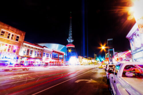 Nachtaufnahme in Nashville, Tennessee. Entlang des Broadway sind der Verkehr und die funkelnden Lichter der Stadt zu sehen