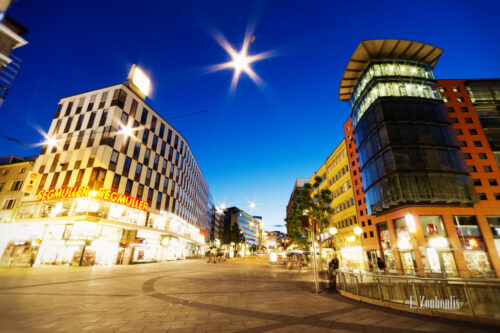 Farbenfrohe Aufnahme vom Rotebühlplatz Stuttgart zur blauen Stunde