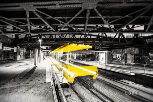 Schwarzweissbild mit gelber Strassenbahn in Lichtgeschwindigkeit am Nordbahnhof