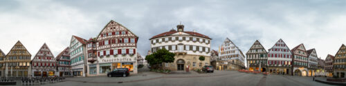 Rundumsicht am Marktplatz in Herrenberg mit dem Rathaus in der Mitte