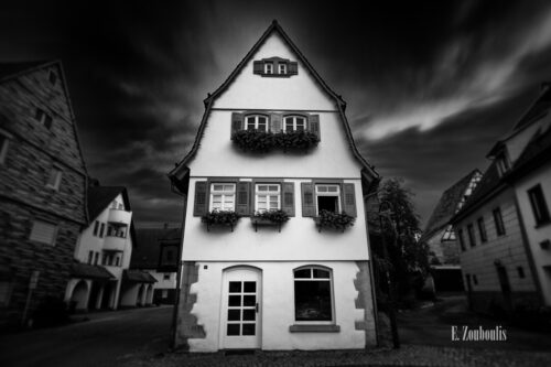 Schwarwzweiß-Aufnahme am Marktplatz in Gärtringen kurz vor einem Sturm