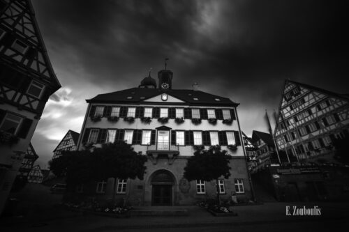 Schwarzweiß-Aufnahme am Marktplatz vor dem Rathaus in Herrenberg