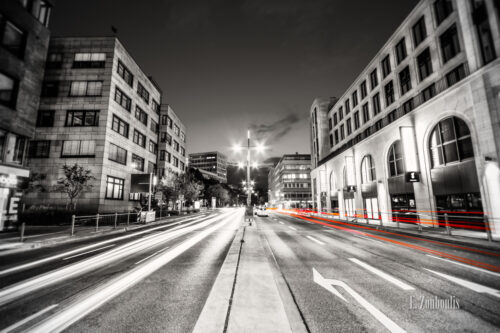 Schwarzweiß-Aufnahme am Gerber in Stuttgart mit roten Lichtschweifen, die den Verkehr kennzeichnen