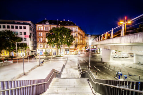 Farbenfrohe Aufnahme zur blauen Stunde an der Paulinenbrücke in Stuttgart