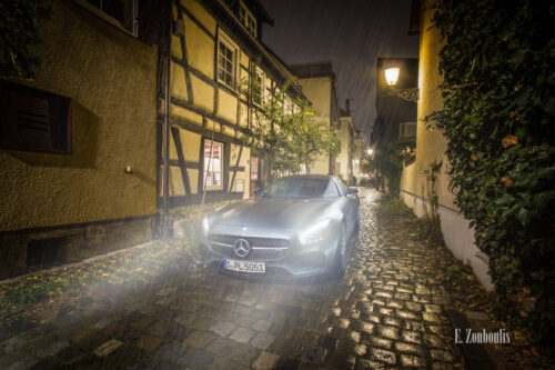 Regnerische Nachtaufnahme eines Mercedes Benz AMG GTS in der Franziskanergasse in Esslingen. Der Regen tropft auf den Pflasterstein. Entlang der Gasse befinden sich die schönen Fachwerkhäuser der Altstadt