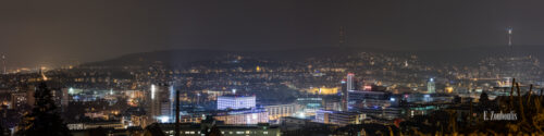 Nächtliches Panorama von Stuttgart. In der Mitte des Bildes befindet sich die Stadtbibliothek und die Innenstadt. Rechts am Bildrand ist der Fernsehturm zu sehen