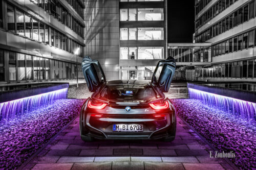 Nachtaufnahme eines BMW i8. Blick auf das Heck des Hybridwagens auf dem Gelände der EnBW in Stuttgart-Fasanenhof. Mit freundlicher Genehmigung der EnBW in Zusammenarbeit mit der BMW Niederlassung Stuttgart