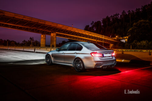 Nachtaufnahme eines BMW M3 in Stuttgart. Blick seitlich auf das Heck des M3. Im Vordergrund der BMW, im Hintergrund die Brücke der B14 in Stuttgart-Heslach