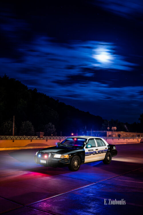 Amerikanisches Polizei Auto im Einsatz. Im Hintergrund sind vorbeiziehende Wolken zu sehen, die durch den Vollmond angeleuchtet werden