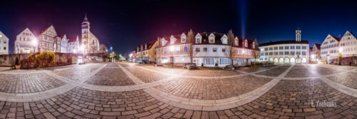 Rundumaufnahme in einer sternenklaren Nacht auf dem Marktplatz in Böblingen in einem 360 Grad Panorama. Rechts in Bild das Rathaus und links ist die St. Dionysius Kirche zu sehen neben dem Fleischermuseum und den schönen Fachwerkhäusern