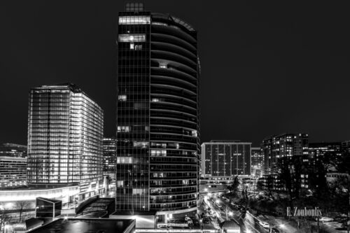 Blick über Arlington bei Nacht in einer Schwarzweiß Aufnahme. Im Vordergrund Der Verkehr, der durch die Straßen zieht. Die Hochhäuser ragen in den Himmel empor