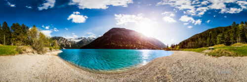 360° Panorama am Plansee, Tirol, Österreich. Im Vordergrund der Plansee, im Hintergrund die Berge, deren Spitzen noch mit Eis bedeckt sind