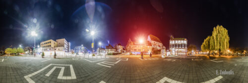 Rundumaufnahme am Elbenplatz in Böblingen bei Nacht. Blick von der Herrenberger Straße Links, über die Poststraße in der Mitte des Bildes bis zu dem Unteren See hinter den Bäumen rechts im Bild