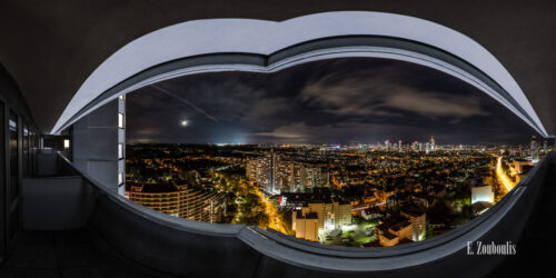 Panorama Blick über die Frankfurt Skyline. Von Sachsenhausen aus in Richtung Bankendistrikt mit dem umgebenden Geländer in der Form eines Auges - Ein Augenblick Frankfurt!