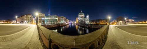 Die Ufer Berlins - 360 Grad Fotografie auf der Friedrichsbrücke in Berlin mit Blick auf den Berliner Dom bei Nacht