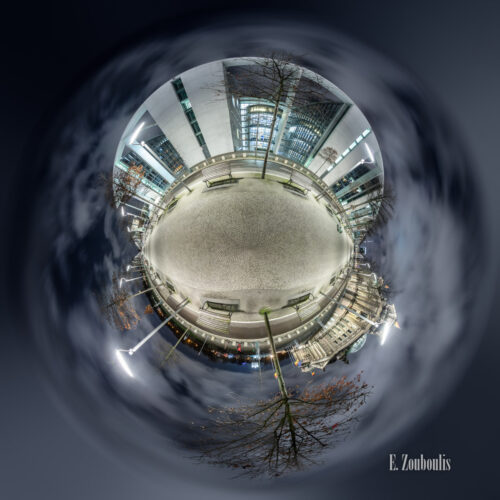 Alexandra Feodorowna Vol II - Am Reichstag im Regierungsviertel in Berlin mit Blick auf das Paul Löbe Haus als kleiner Planet