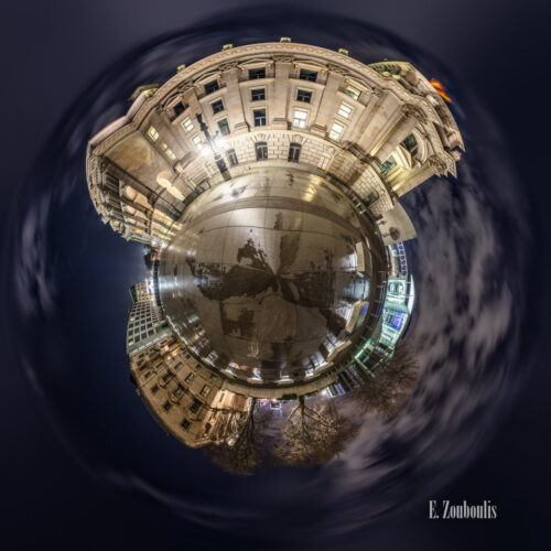 Planet Friedrich Ebert Platz Berlin - Vor dem Reichstag in Berlin bei Nacht mit Blick auf das Marie-Elisabeth-Lüders Haus als kleiner Planet