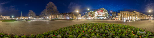 360 Grad Panorama Fotografie am Schlossplatz in Stuttgart zur blauen Stunde. Zu sehen ist das Kunstmuseum und der Königsbau neben der Freitreppe entlang der Königstraße. Im Hintergrund ist die Jubiläumssäule vor dem Neuen Schloss zu sehen