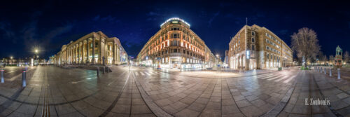 360 Grad Panorama Fotografie am Schlossplatz in Stuttgart zur blauen Stunde. Zu sehen ist der Königsbau links. In der Mitte befindet sich der Marquardtbau und rechts ist der Königin Olga Bau zu sehen