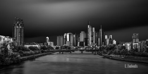 Die Skyline Frankfurt als Schwarz Weiß Fotografie mit Blick auf die Wolkenkratzer und den Main. Bild aus einer aufwendigen Langzeitbelichtung entstanden.