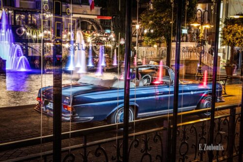 Ein 1971 Mercedes-Benz 280 SE nachts im Europa-Park seitlich von hinten durch die Fenster