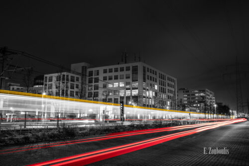 Bild in Stuttgart Fasanenhof-Ost bei Nacht. Schwarz Weiß Bild mit roten und gelben Light Trails des vorbeiziehenden Verkehrs