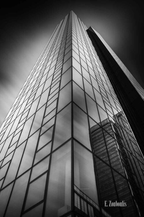 Fotografie am Gallileo Turm. Schwarz Weiß Bild in einer Langzeitbelichtung an der Gallusanlage 7 in Frankfurt am Main