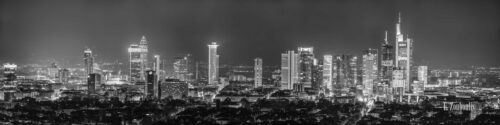 Panoramablick über die Frankfurt Skyline. Von Sachsenhausen aus in Richtung Bankendistrikt in Schwarz Weiß