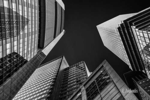 Fotografie in Frankfurt am Main mit Blick auf den Commerzbank-Turm. Langzeitbelichtung in schwarz weiß