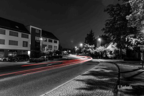 Nachtaufnahme an der Holzgerlinger Str. in Altdorf bei Böblingen. Aufgenommen an der Bushaltestelle Altdorf Friedhof in einer LAngzeitbelichtung mit roten Lichtschweifen, die den Verkehr kennzeichnen