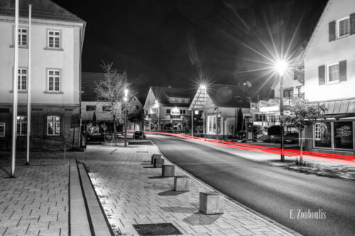 Nachtaufnahme in Nufringen an der Hauptstraße bei Nacht mit Blick auf das Rathaus und die Volksbank